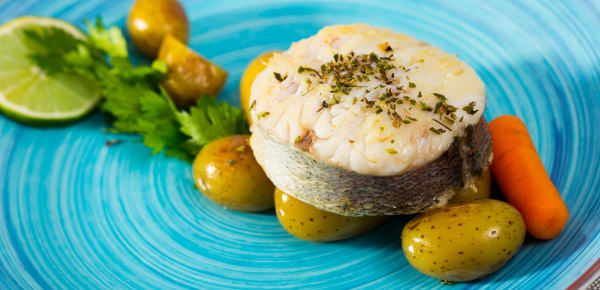 Tranche de merlu au court-bouillon aux aromates, pommes de terre et carottes, à Lorient - ©Shutterstock - LBST Tranche de merlu au court-bouillon aux aromates, pommes de terre et carottes.