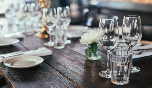 Table de restaurant - ©Shutterstock - LBST