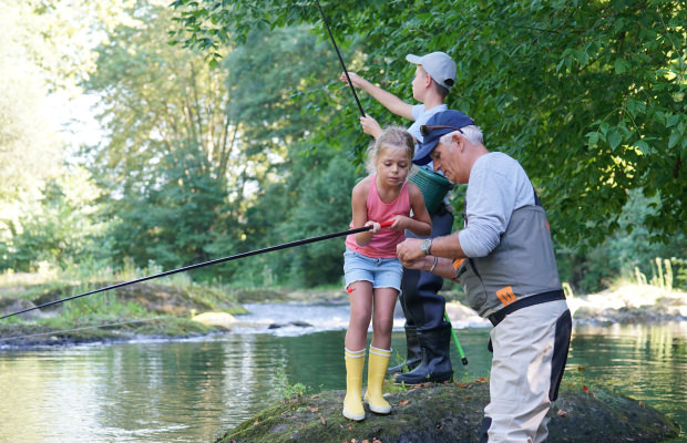 Les enfants apprennent à pêcher dans la rivière du Scorff.