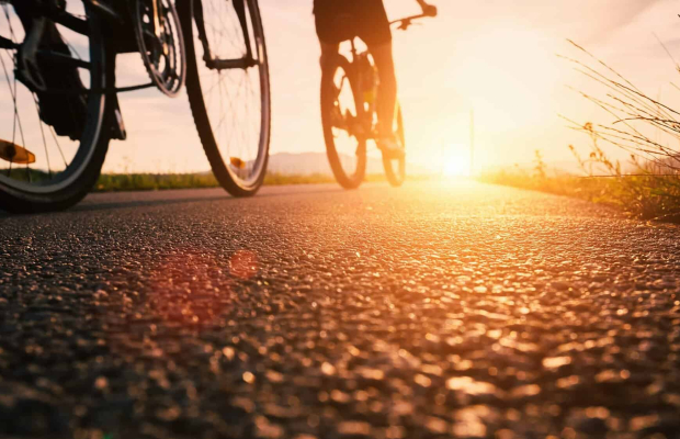 Couple de vélo sur un chemin de randonnée