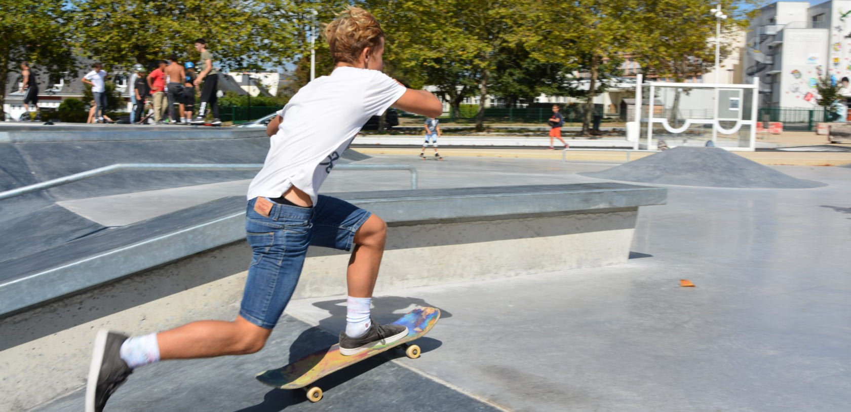 Skateur en pleine action sur la skatepark de Ploemeur