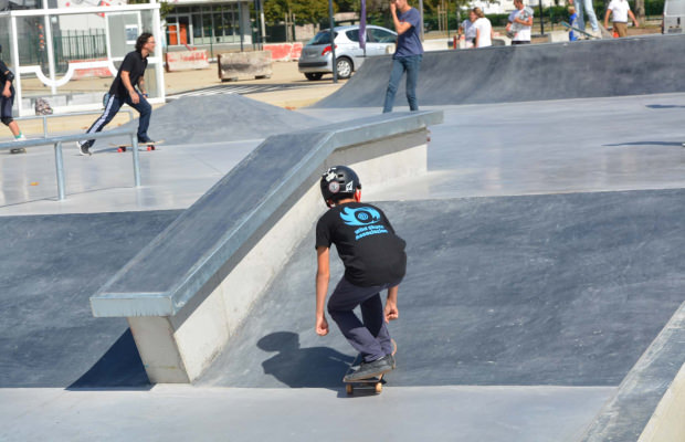 Jeune skateur sur une rampe du skatepark de Ploemeur