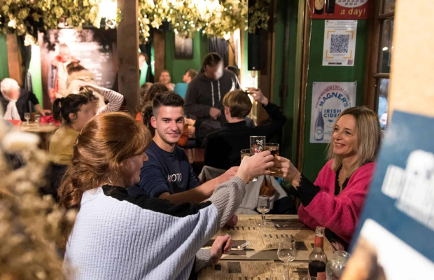 Apéro en soirée à la Tavarn Ar Roue Morvan en centre-ville de Lorient (Morbihan)