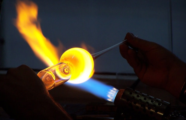 Souffleur de verre à la Cour des Métiers d'Art de Pont-Scorff.