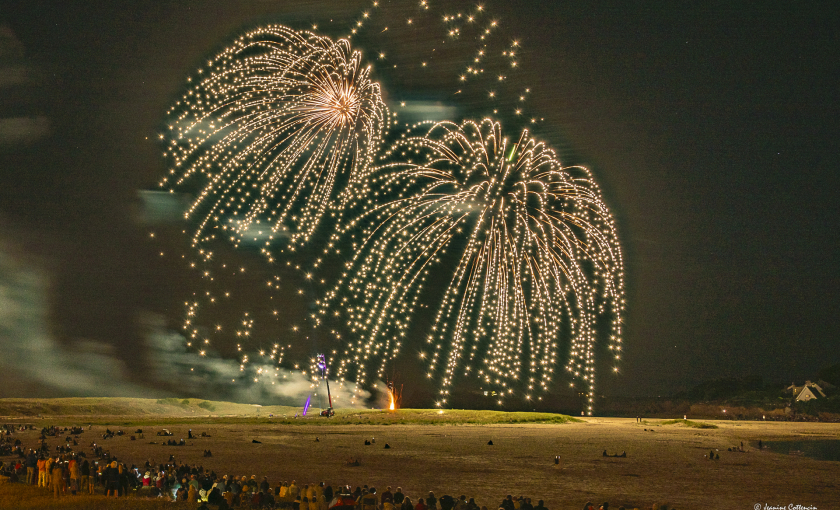 Feux d'artifice pendant le spectacle pyrotechnique Nuits Étoilées, en août à Guidel Plages (Morbihan)