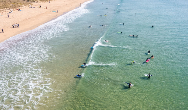 Séance de surf à la plage du Loc'h à Guidel, vue aérienne (Morbihan)