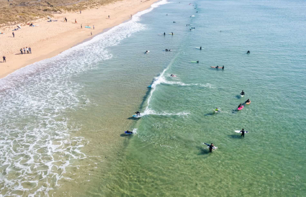 Séance de surf à la plage du Loc'h à Guidel, vue aérienne (Morbihan)