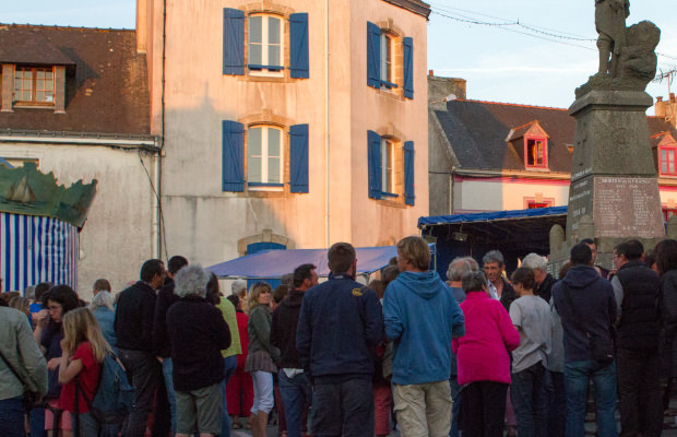 Animation au bourg en soirée à l'Ile de Groix (Morbihan)