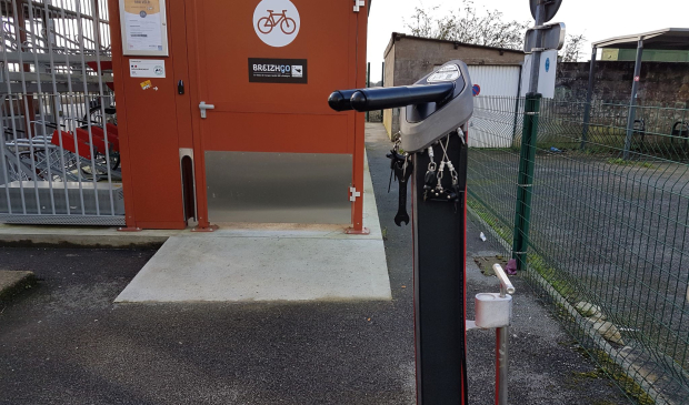 Station d'auto-réparation pour vélos en libre service à la gare SNCF d'Hennebont (Morbihan)