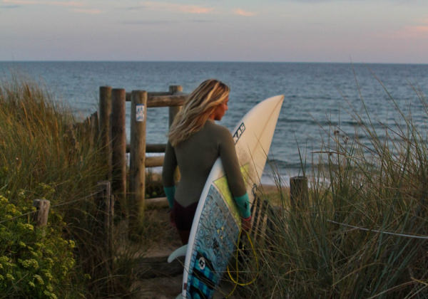 Surfeuse sur la plage