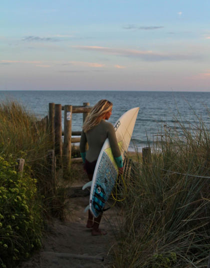 Surfeuse sur la plage