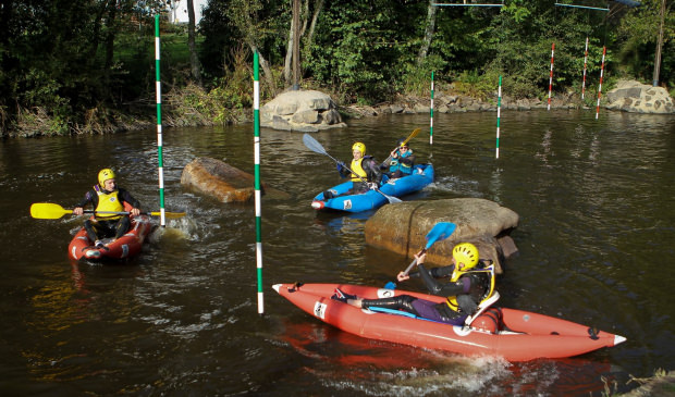 Kayak sur le Blavet au parc d'eau vive d'Inzinzac-Lochrist (Morbihan)