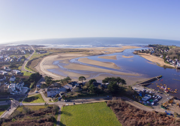 Vue aérienne de l'embouchure de la Laïta et de l'anse du Pouldu à Guidel-Plages (Morbihan)