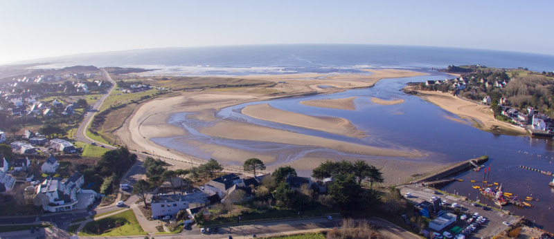 Vue aérienne de l'embouchure de la Laïta et de l'anse du Pouldu à Guidel-Plages (Morbihan)