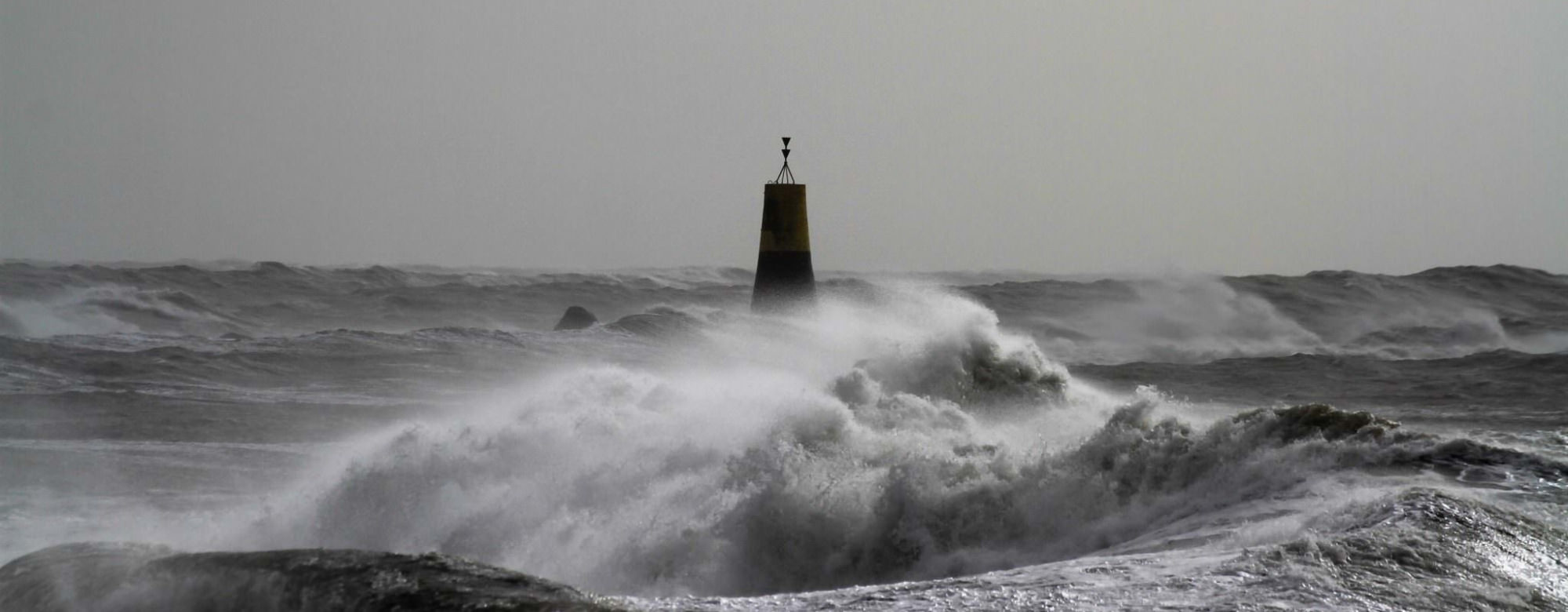 Lomener, tempête sur la digue