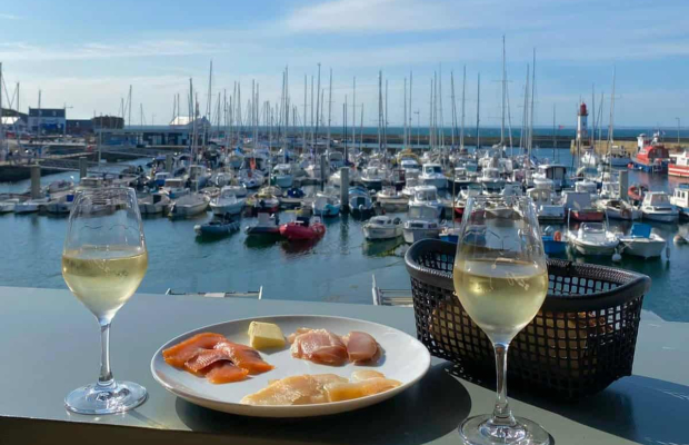 Apéro en terrasse à Port-Tudy, sur l'île de Groix (Morbihan)