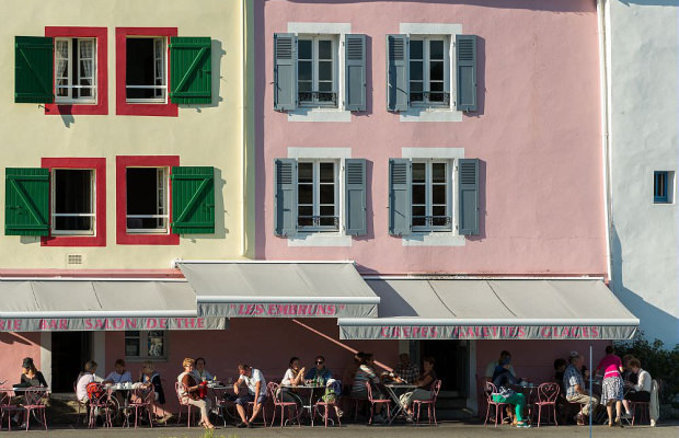 Terrasses de café et restaurants sur le port de Sauzon à Belle-Île en Mer, dans le Morbihan (Bretagne Sud)