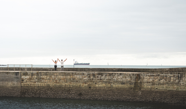 Jeune couple sur la digue du port de Lomener à Ploemeur (Morbihan)