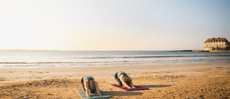 Yoga sur la plage au lever de soleil, à Larmor-Plage (Morbihan)