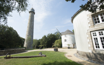 La Tour de la Découverte et les moulins du Faouédic - Enclos du Port - Péristyle - Lorient (Morbihan)