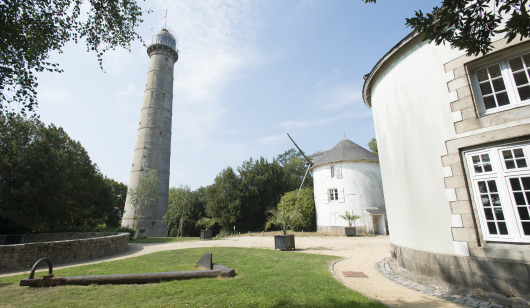 La Tour de la Découverte et les moulins du Faouédic - Enclos du Port - Péristyle - Lorient (Morbihan)