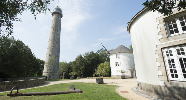 La Tour de la Découverte et les moulins du Faouédic - Enclos du Port - Péristyle - Lorient (Morbihan)