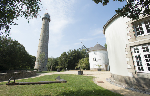 La Tour de la Découverte et les moulins du Faouédic - Enclos du Port - Péristyle - Lorient (Morbihan)