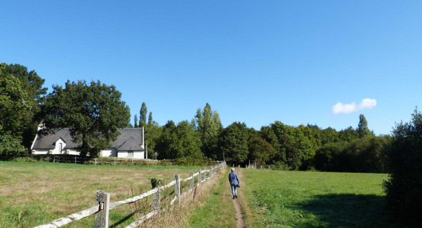 Randonneur sur un chemin de randonnée à Bon Secours à Quéven