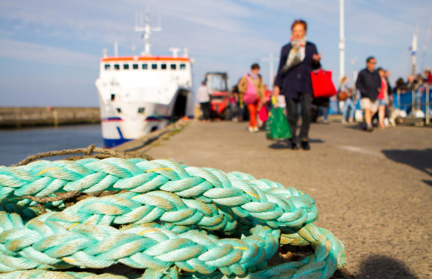 Débarquement des passagers à Port Tudy, île de Groix.