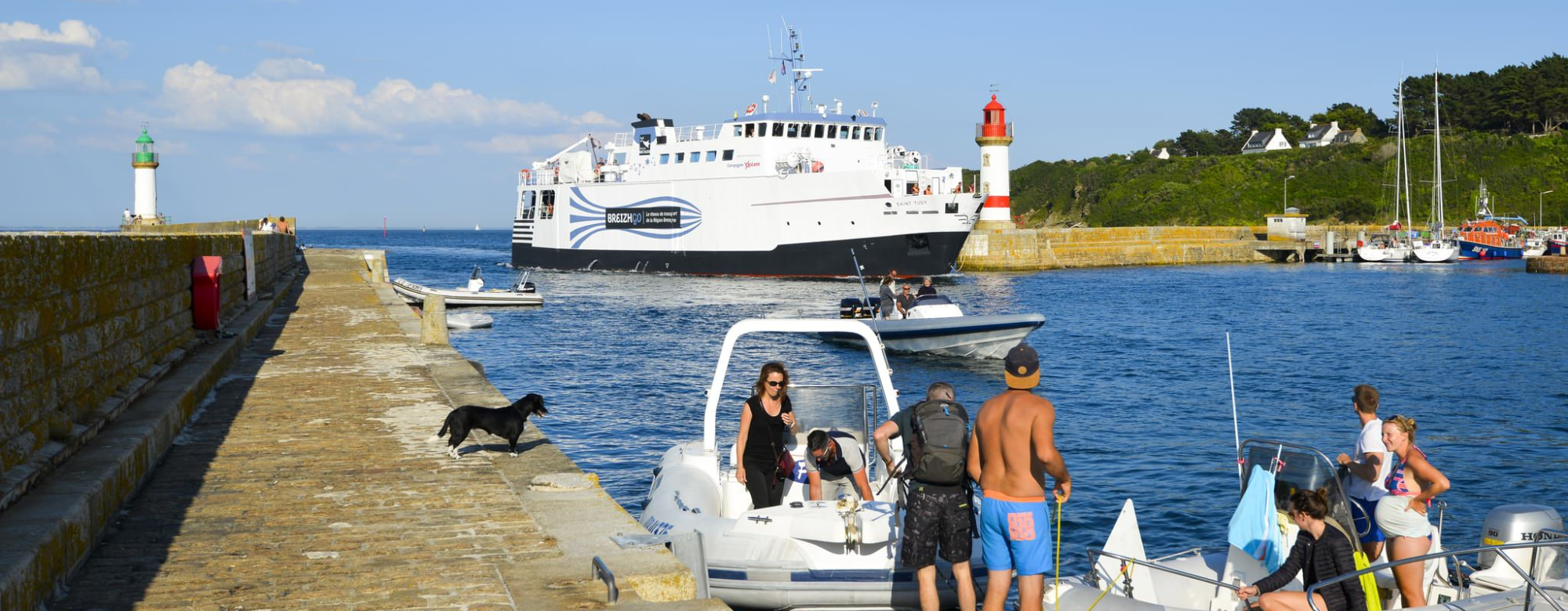 Arrivée du bateau à Port Tudy sur l'île de Groix (Morbihan)