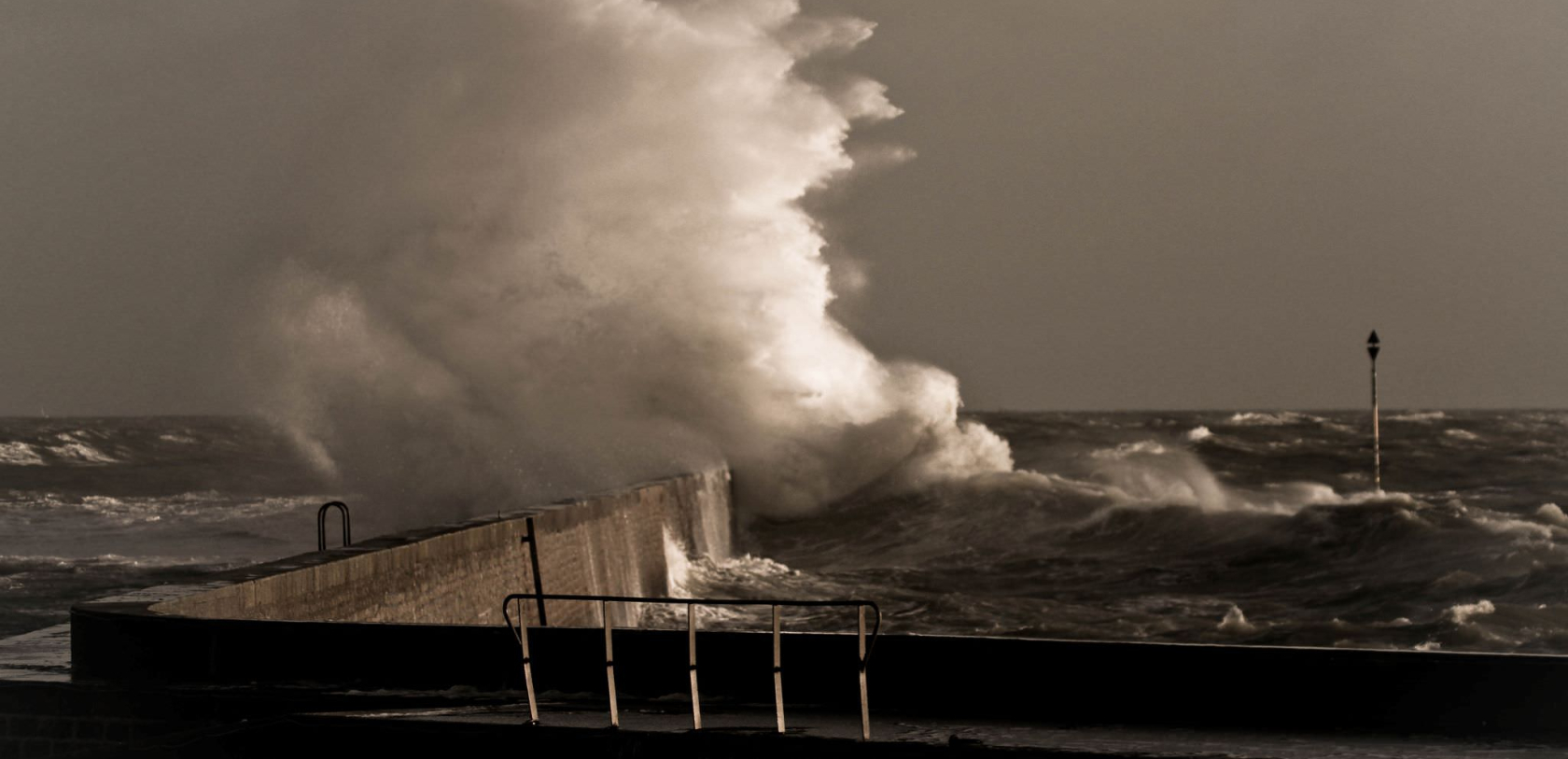 Vague se fracassant sur la digue de Lomener pendant une tempête à Ploemeur (Morbihan)