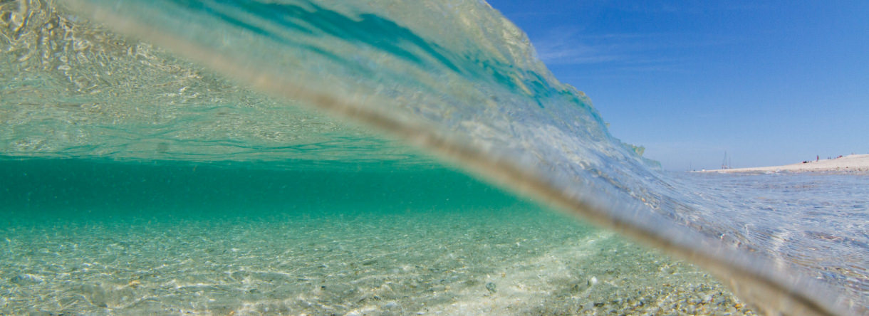 Vague sur la plage des grands sables à l'Ile de Groix (Morbihan)