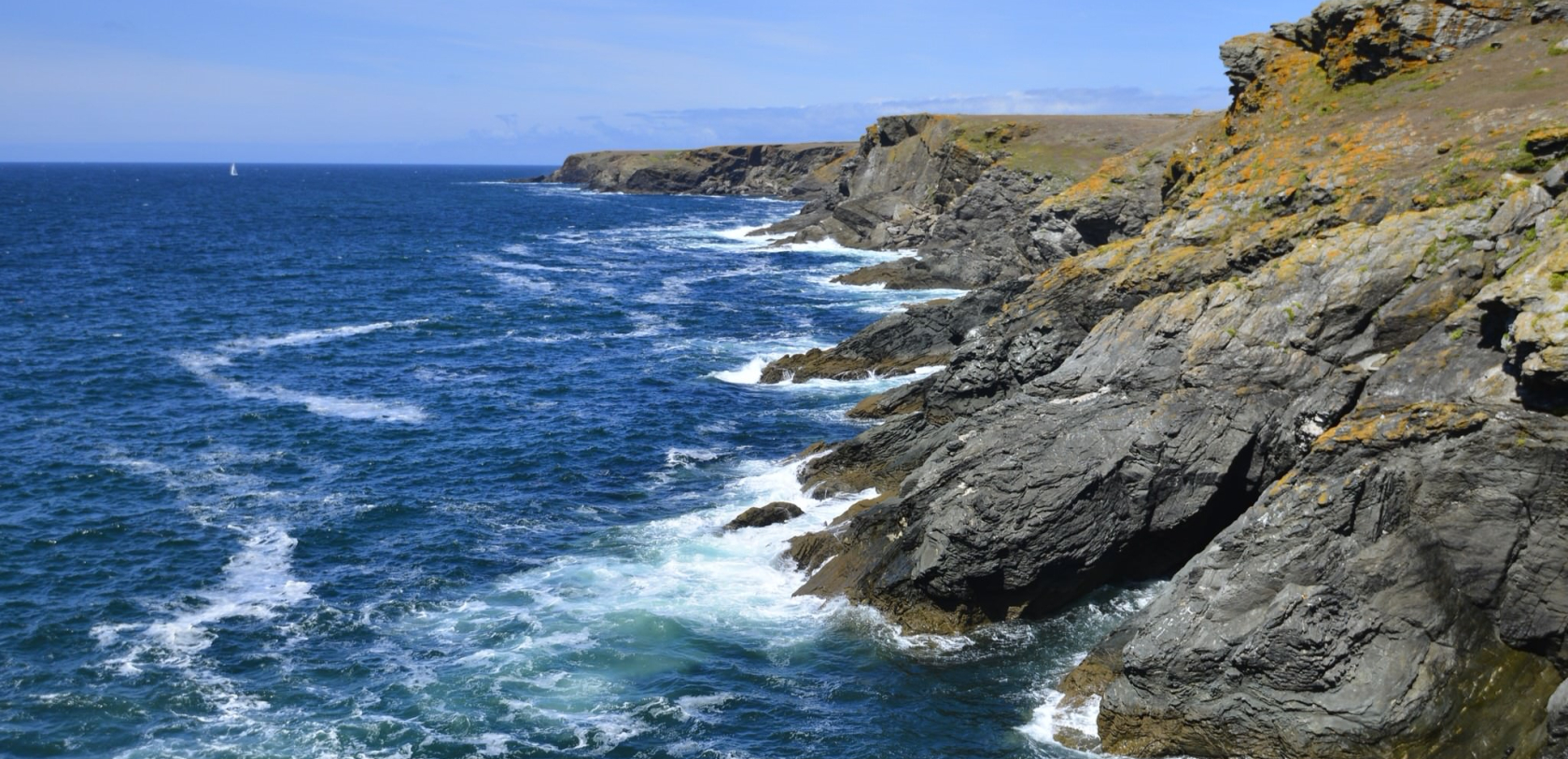 Vagues se fracassant sur les falaises du Trou de l'Enfer à l'île de Groix (Morbihan)