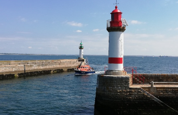 Vedette SNSM entrant dans le port de l'île de Groix (Morbihan)