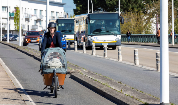 Vélo cargo et autobus à Lorient (Morbihan)