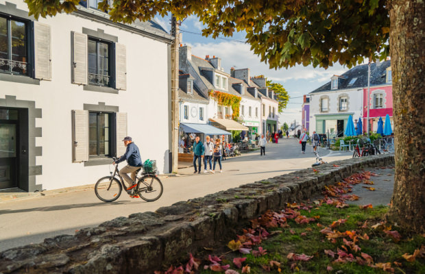 Commerces et maisons colorées du bourg de l'île de Groix (Morbihan)