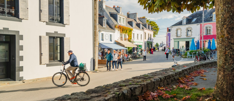 Commerces et maisons colorées du bourg de l'île de Groix (Morbihan)