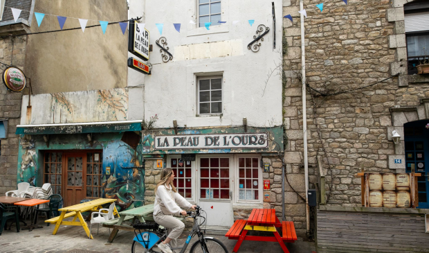 Vélo dans la Grande Rue de Port-Louis (Morbihan)