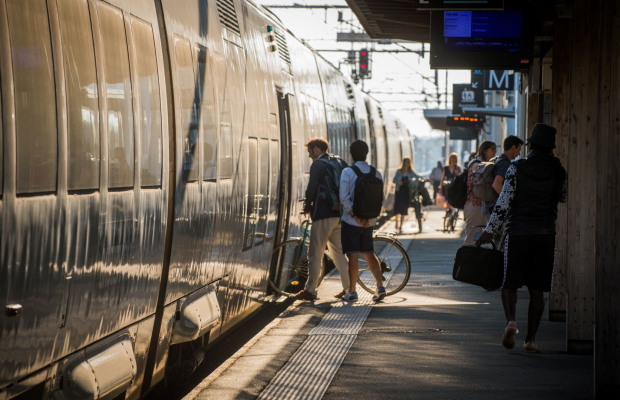 Embarquement à bord d'un TER BreizhGo avec son vélo en gare de Lorient Bretagne Sud (Morbihan)