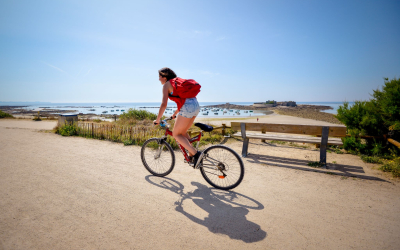 Vélo sur la voie littorale de Guidel à Ploemeur, devant le Fort-Bloqué (Morbihan)