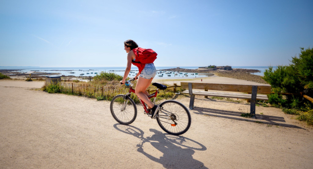 Vélo sur la voie littorale de Guidel à Ploemeur, devant le Fort-Bloqué (Morbihan)
