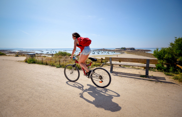 Vélo sur la voie littorale de Guidel à Ploemeur, devant le Fort-Bloqué (Morbihan)