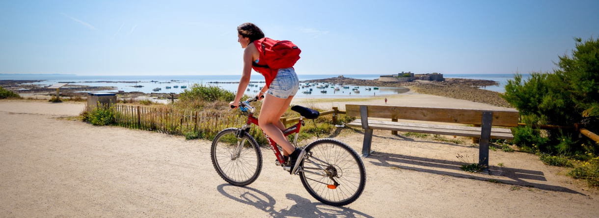 Vélo sur la voie littorale de Guidel à Ploemeur, devant le Fort-Bloqué (Morbihan)