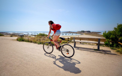 Vélo sur la voie littorale de Guidel à Ploemeur, devant le Fort-Bloqué (Morbihan)