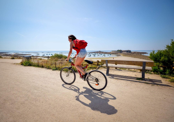 Vélo sur la voie littorale de Guidel à Ploemeur, devant le Fort-Bloqué (Morbihan)
