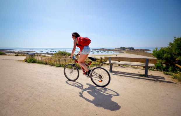 Vélo sur la voie littorale de Guidel à Ploemeur, devant le Fort-Bloqué (Morbihan)