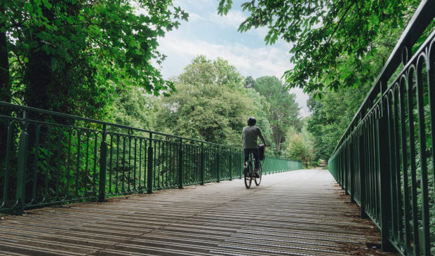 Vélo sur la voie verte à Pont-Scorff, à Lorient Bretagne Sud (Morbihan)