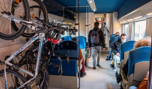 Espace vélo à bord des TER BreizhGo au départ de la gare de Lorient Bretagne Sud (Morbihan)