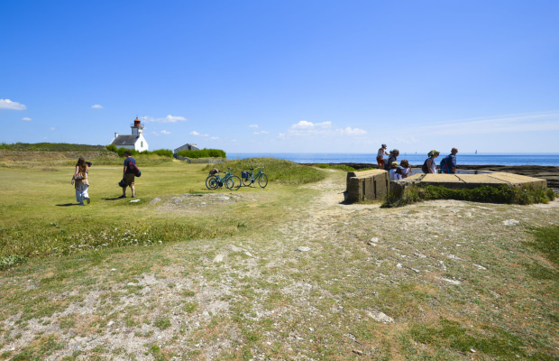 Vélos et promeneurs à la pointe des chats à l'île de Groix.