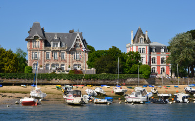 Villa Margaret et Kerlilon sur le port et la petite plage de Kernével à Larmor-Plage (Morbihan)